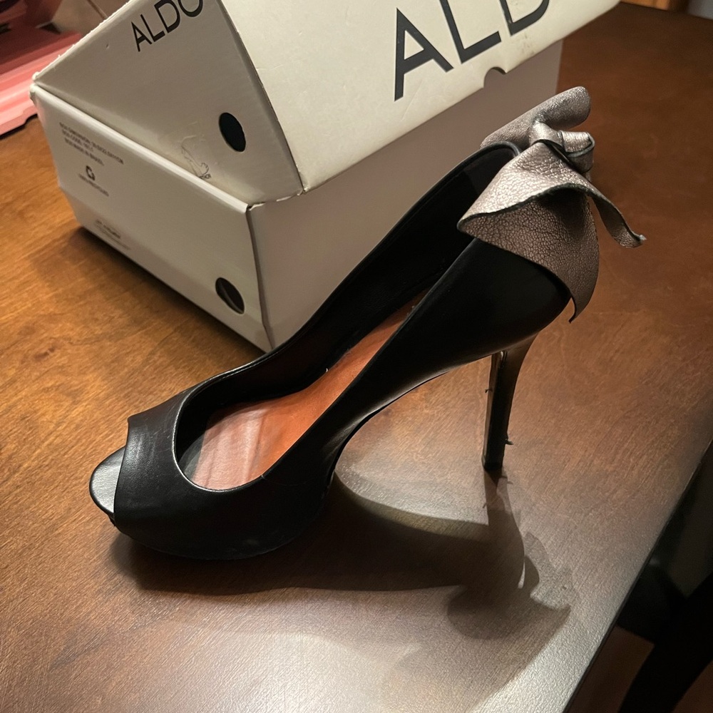 Heel with bow